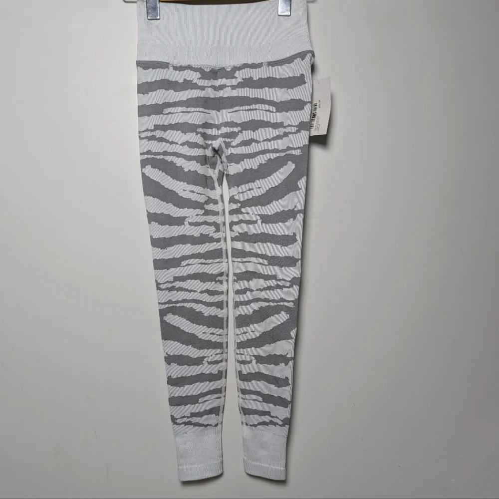 PREVAIL EMPIRE | Women's White/Grey Striped Seamless Full Length Leggings - Picture 3 of 7